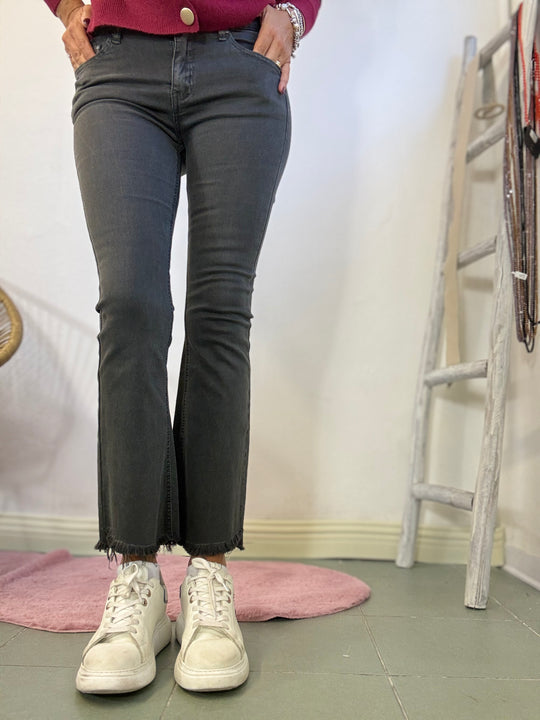 Il jeans trombetta con le frangette grigio
