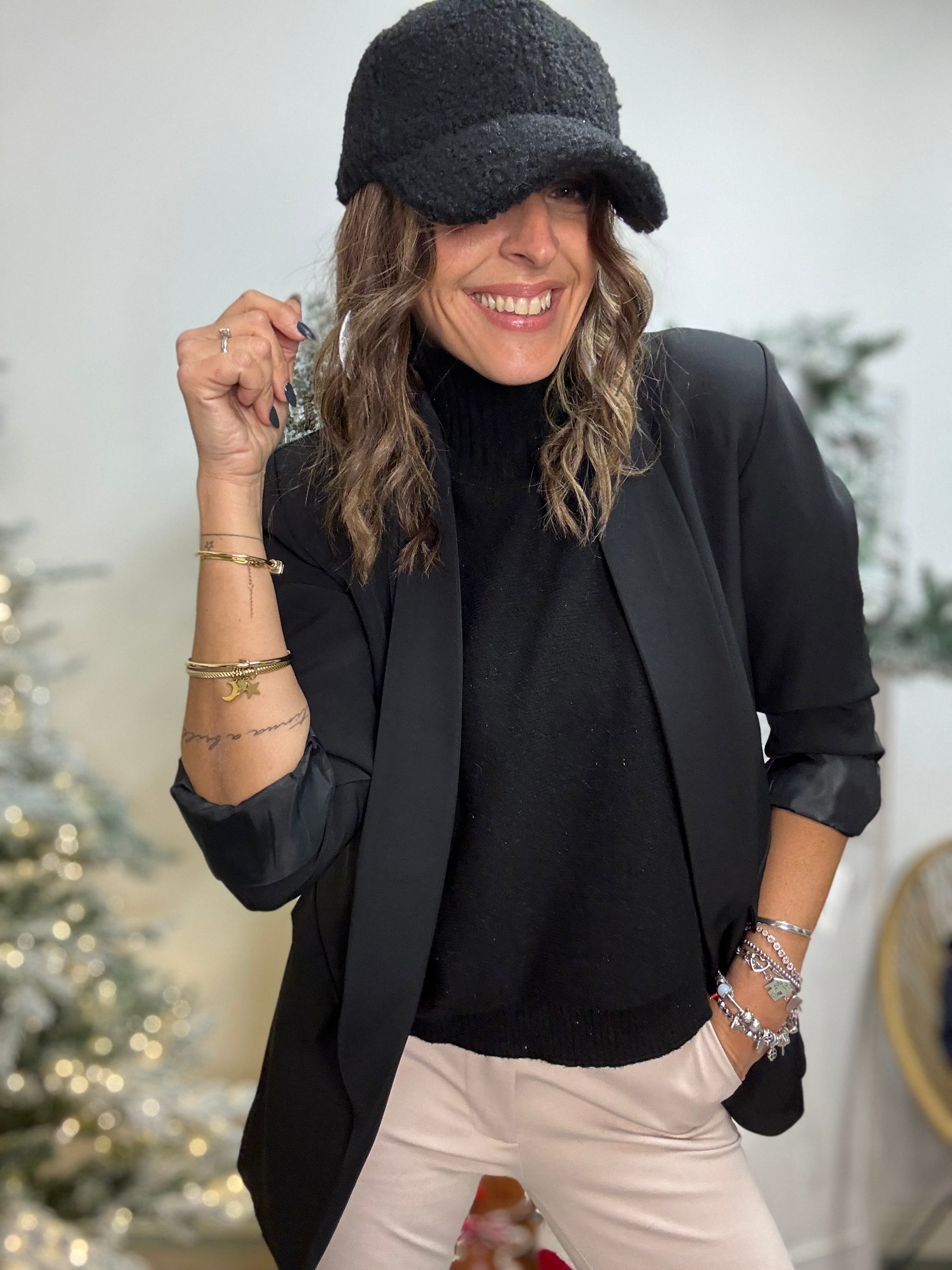 Il cappello boucle con la visiera