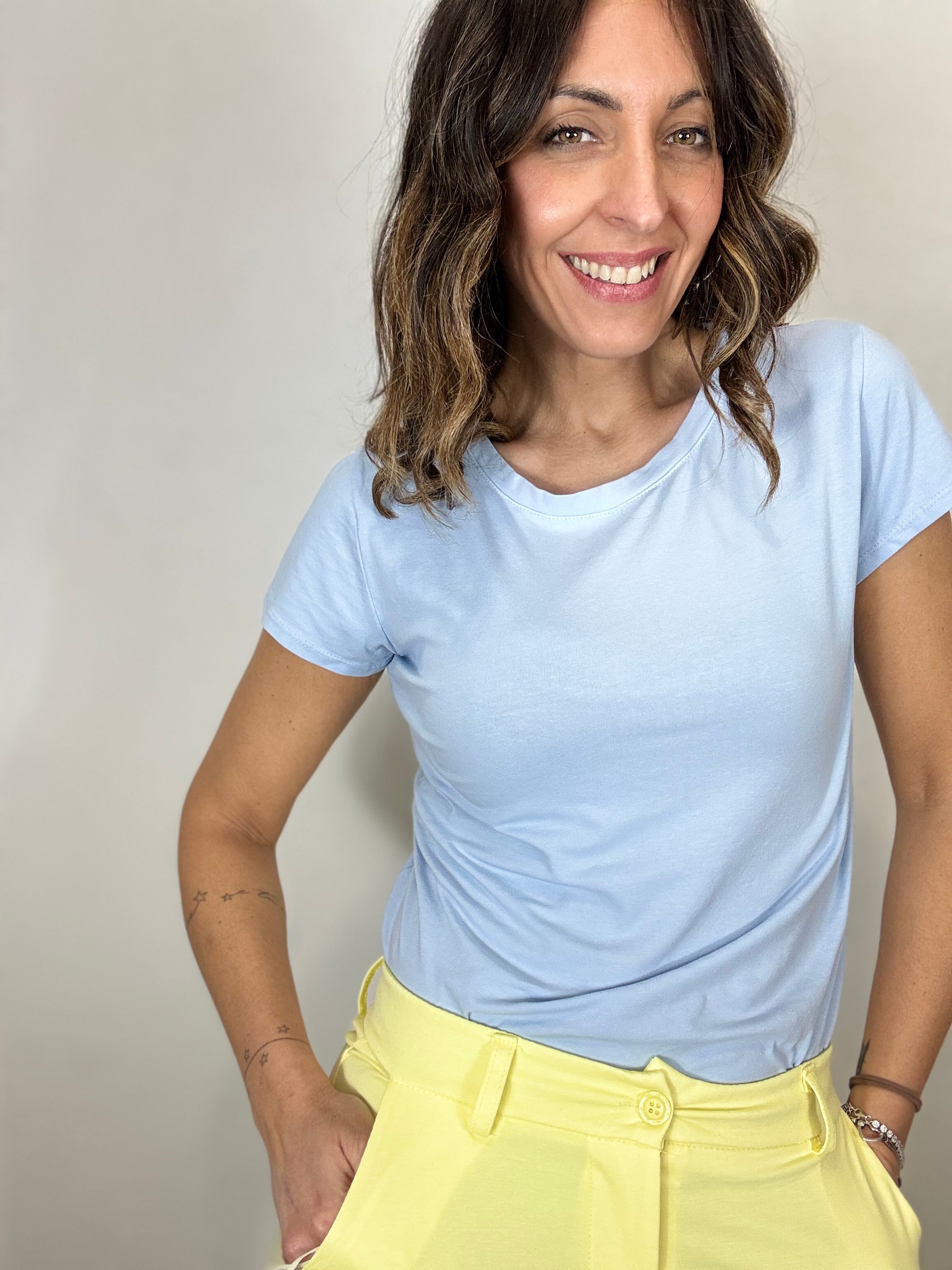 La t-shirt basica in diversi colori