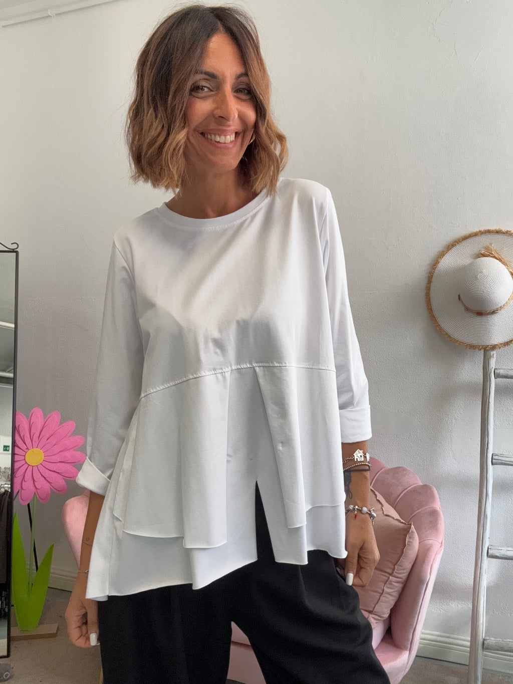 La t-shirt irregolare coi bottoni dietro