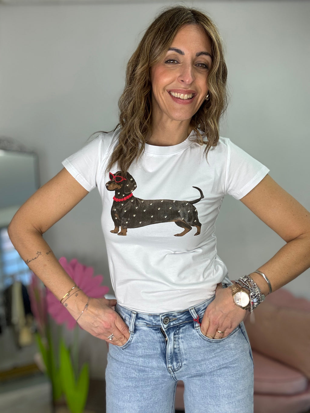 La t-shirt del collare rosso o azzurro