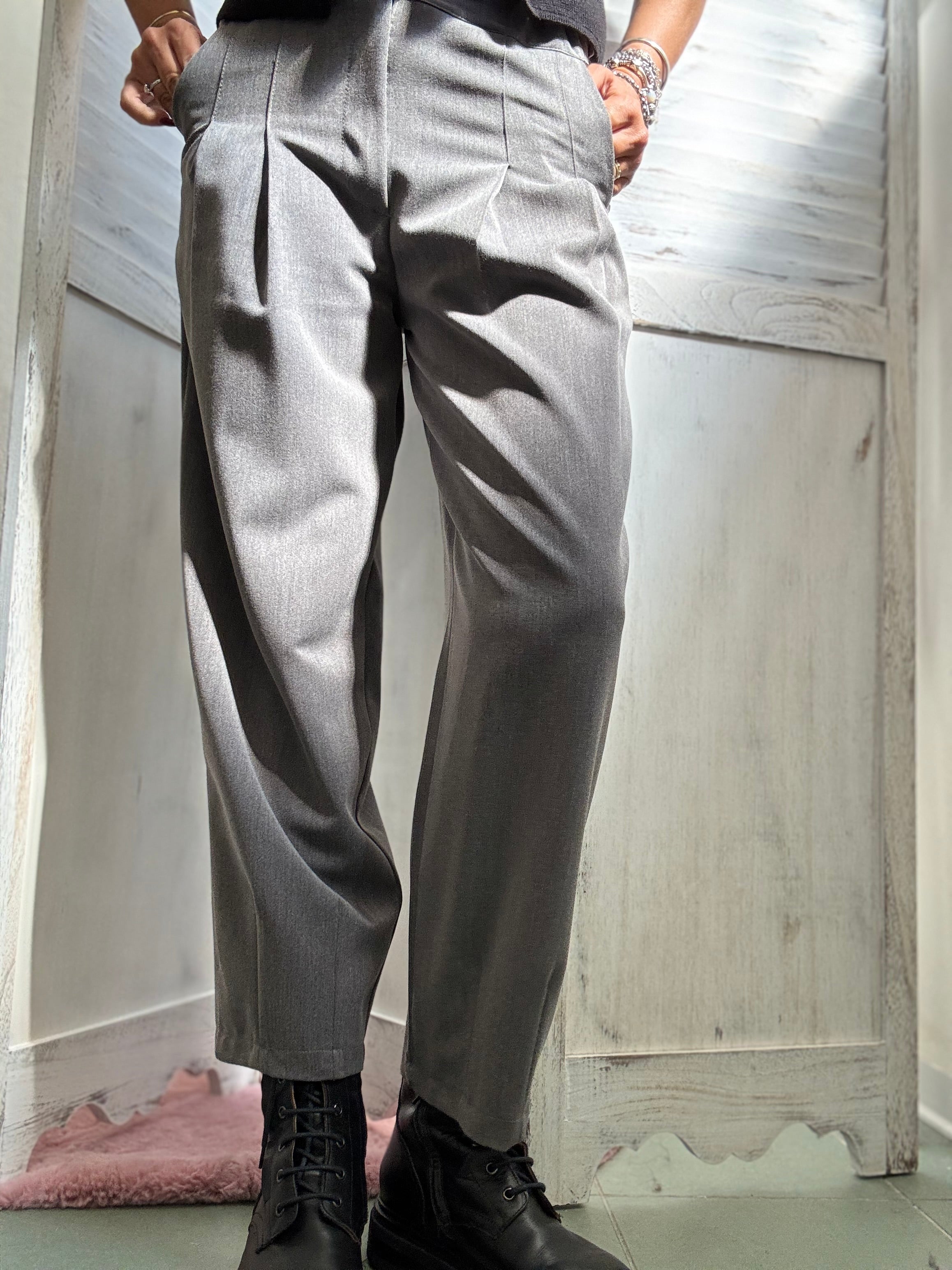 Il pantalone Javier con le pence