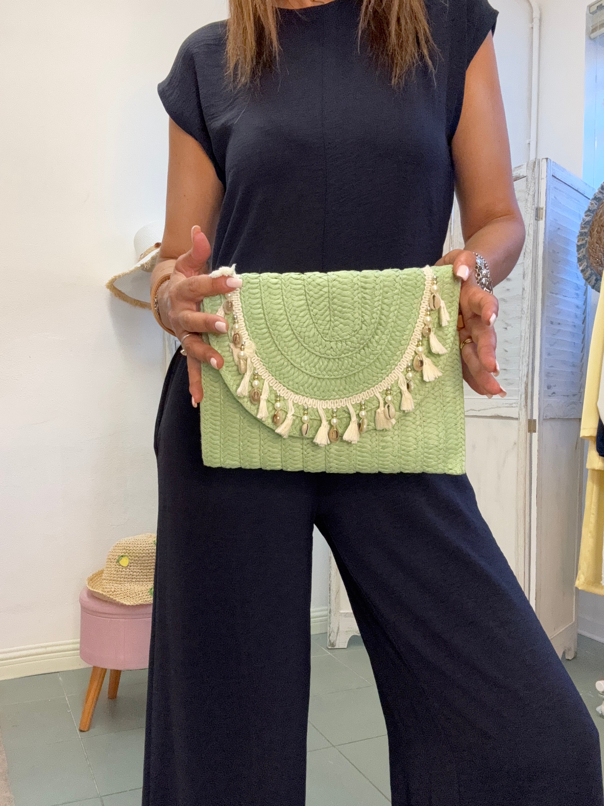 La pochette in paglia con la tracolla