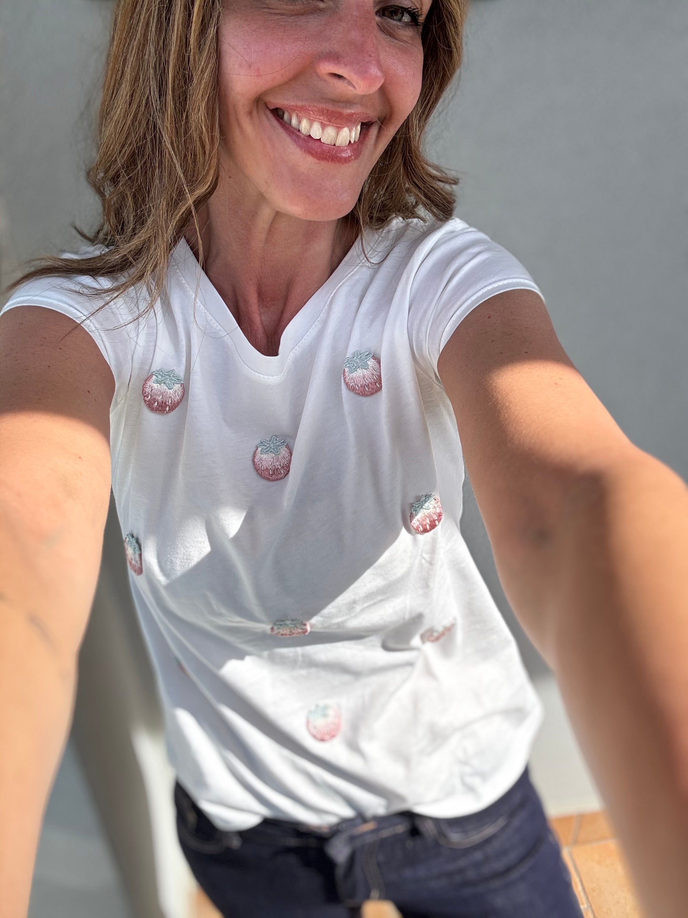 La t-shirt fragoline rosse