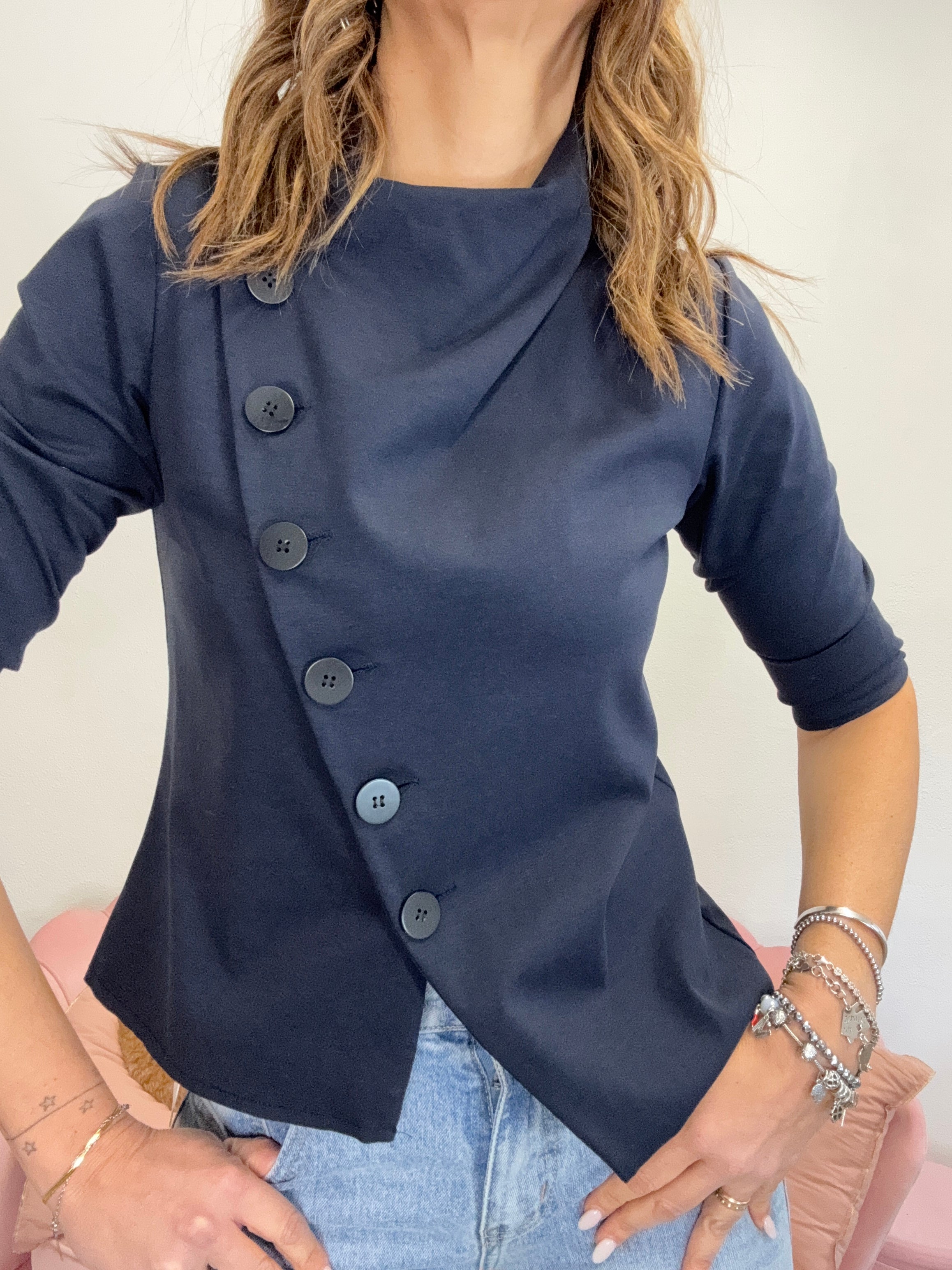 La giacca coi bottoni stondati