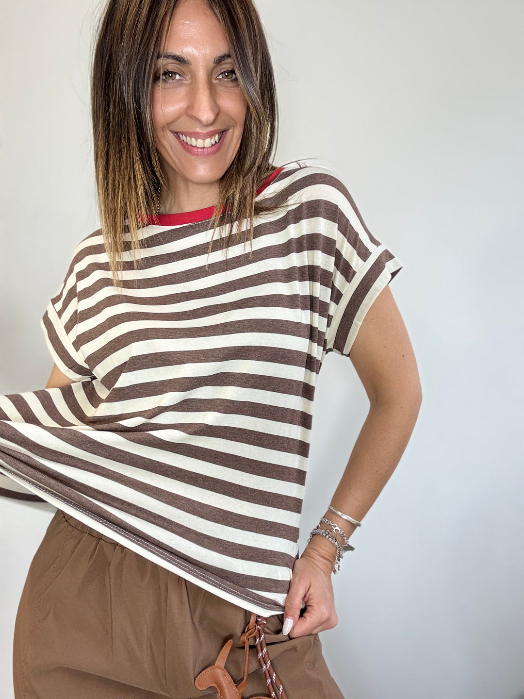 La t-shirt col bordo rosso e le righe biscotto