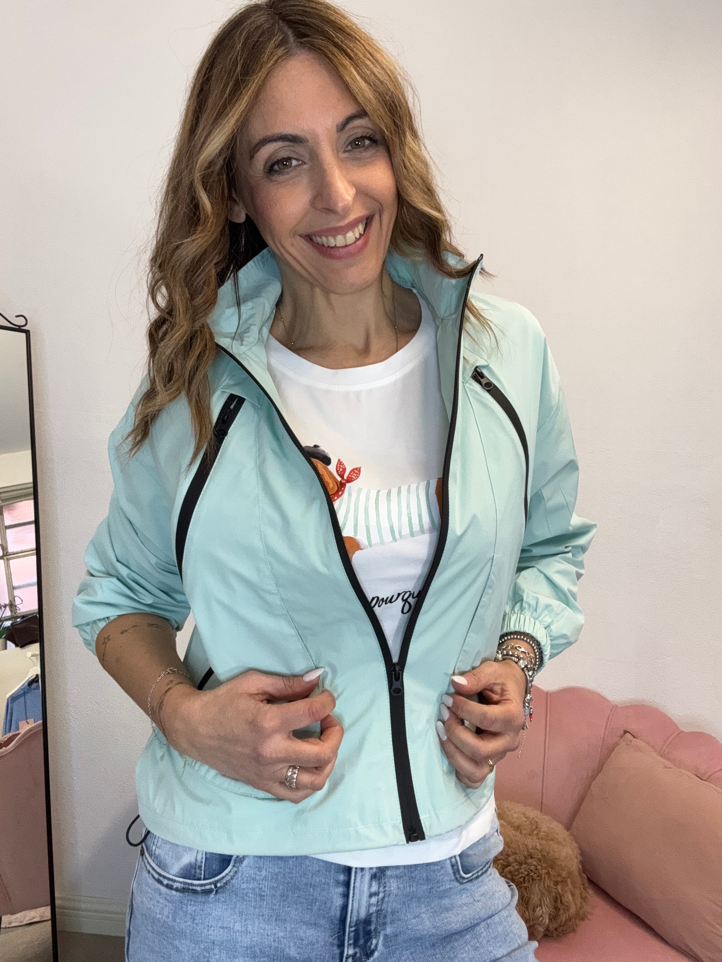 Il giacchino impermeabile con le zip