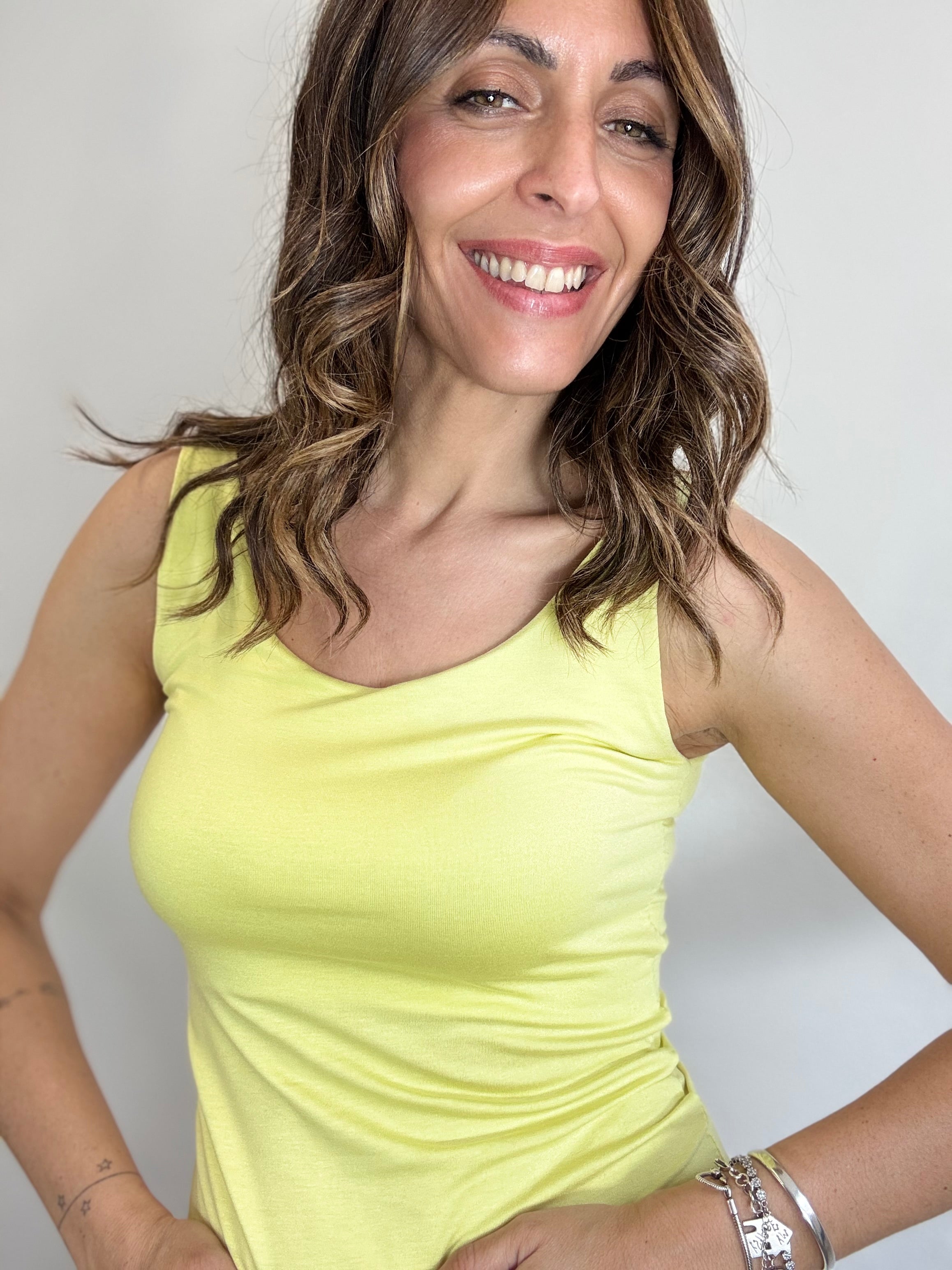 La canotta basica spalla larga ( tanti colori )