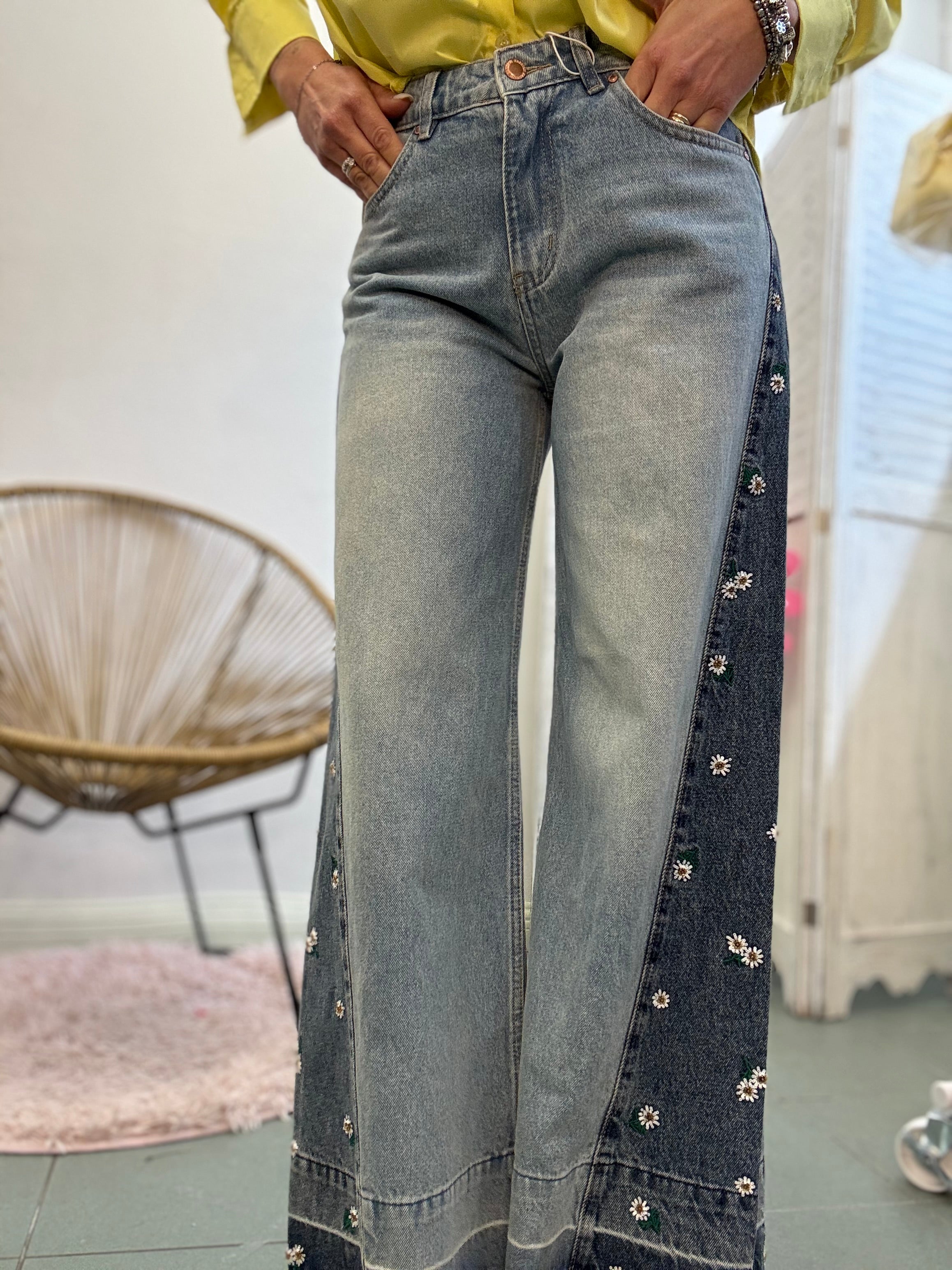 Il jeans con l’applicazione laterale