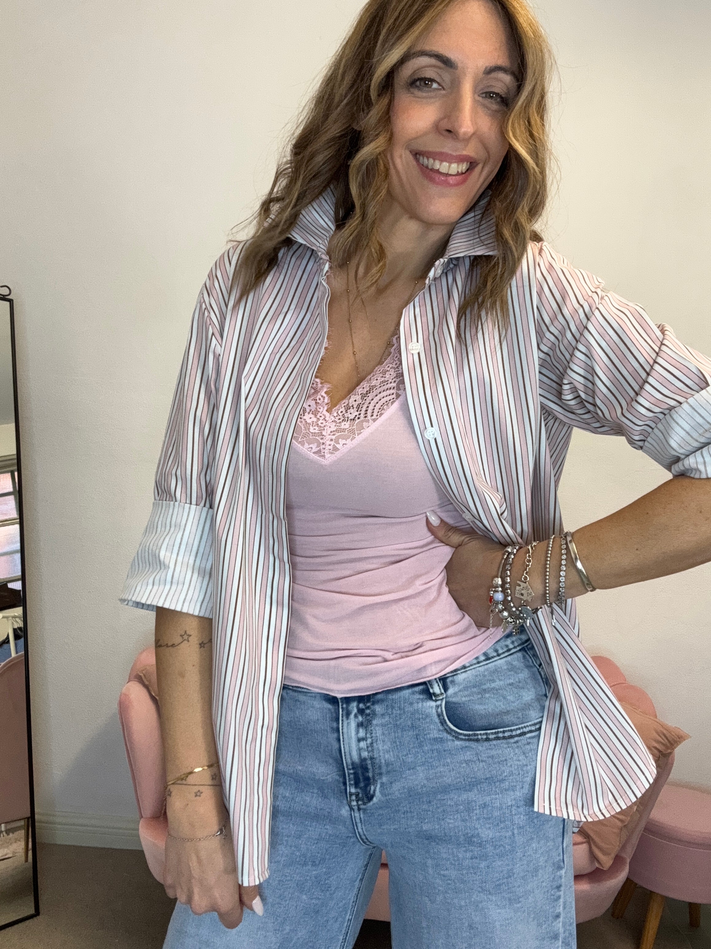 La camicia cotone bianca e rosa