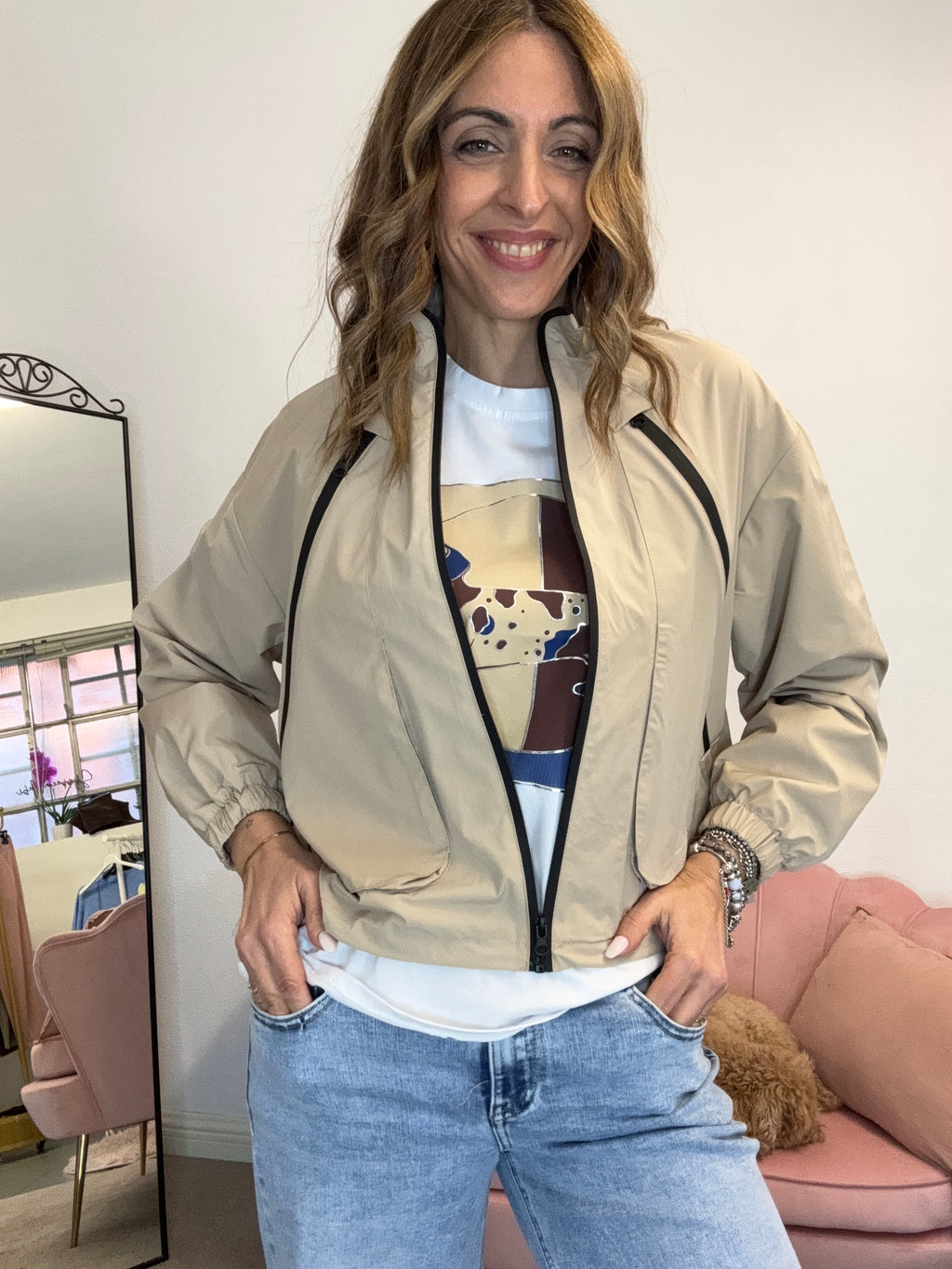 Il giacchino impermeabile con le zip