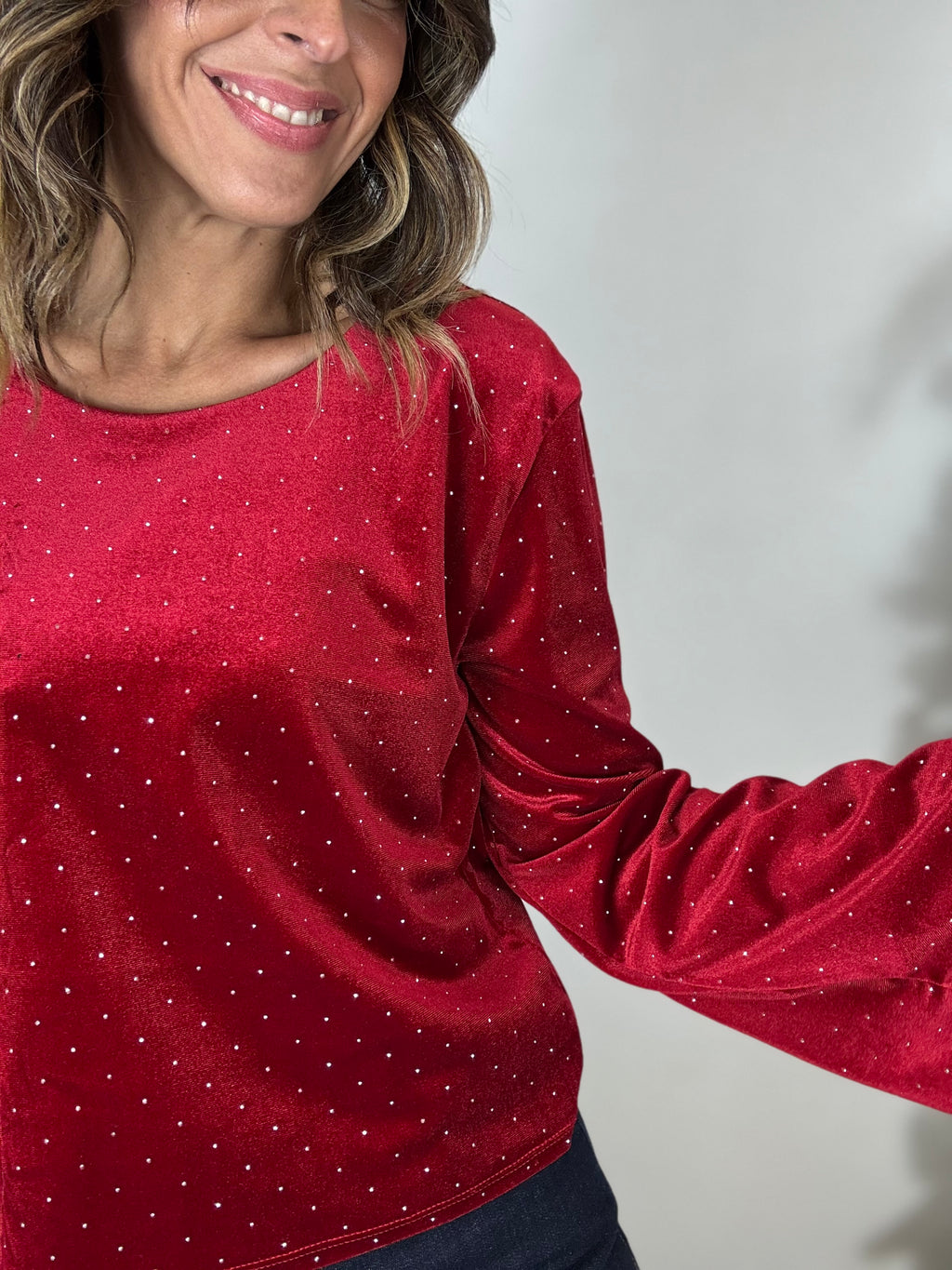 La camicia in velluto con gli strasse e il fiocco
