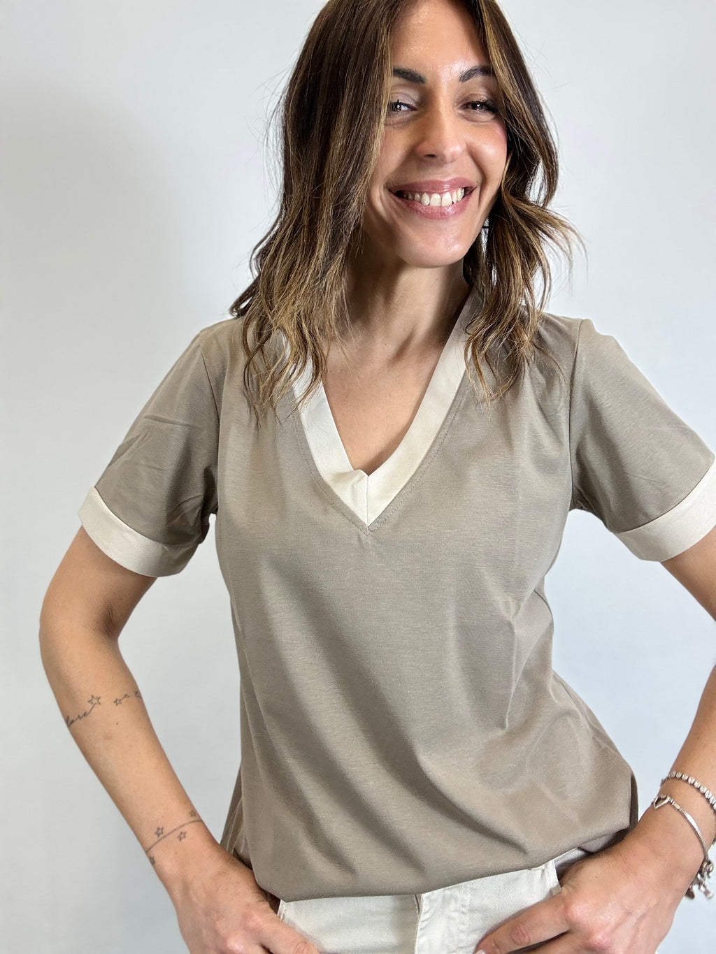 La t-shirt scollo a V coi bordi a contrasto