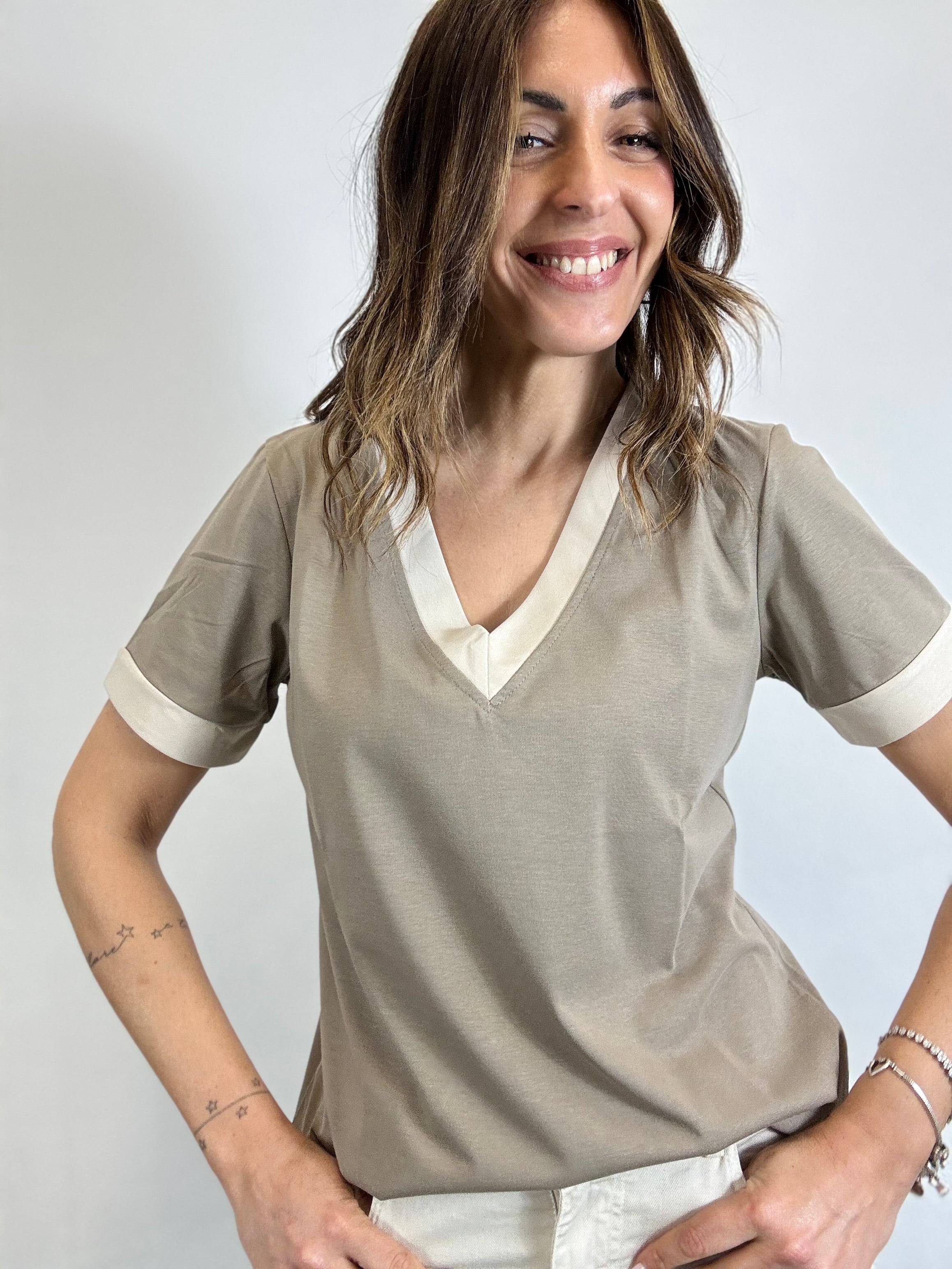 La t-shirt scollo a V coi bordi a contrasto