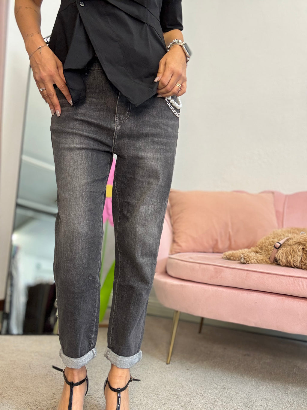 Il jeans boy-friend con l’elastico posteriore grigio nero
