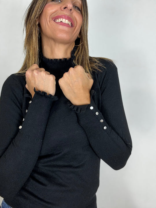 Il pull dolcevita con i fru fru e i bottoncini