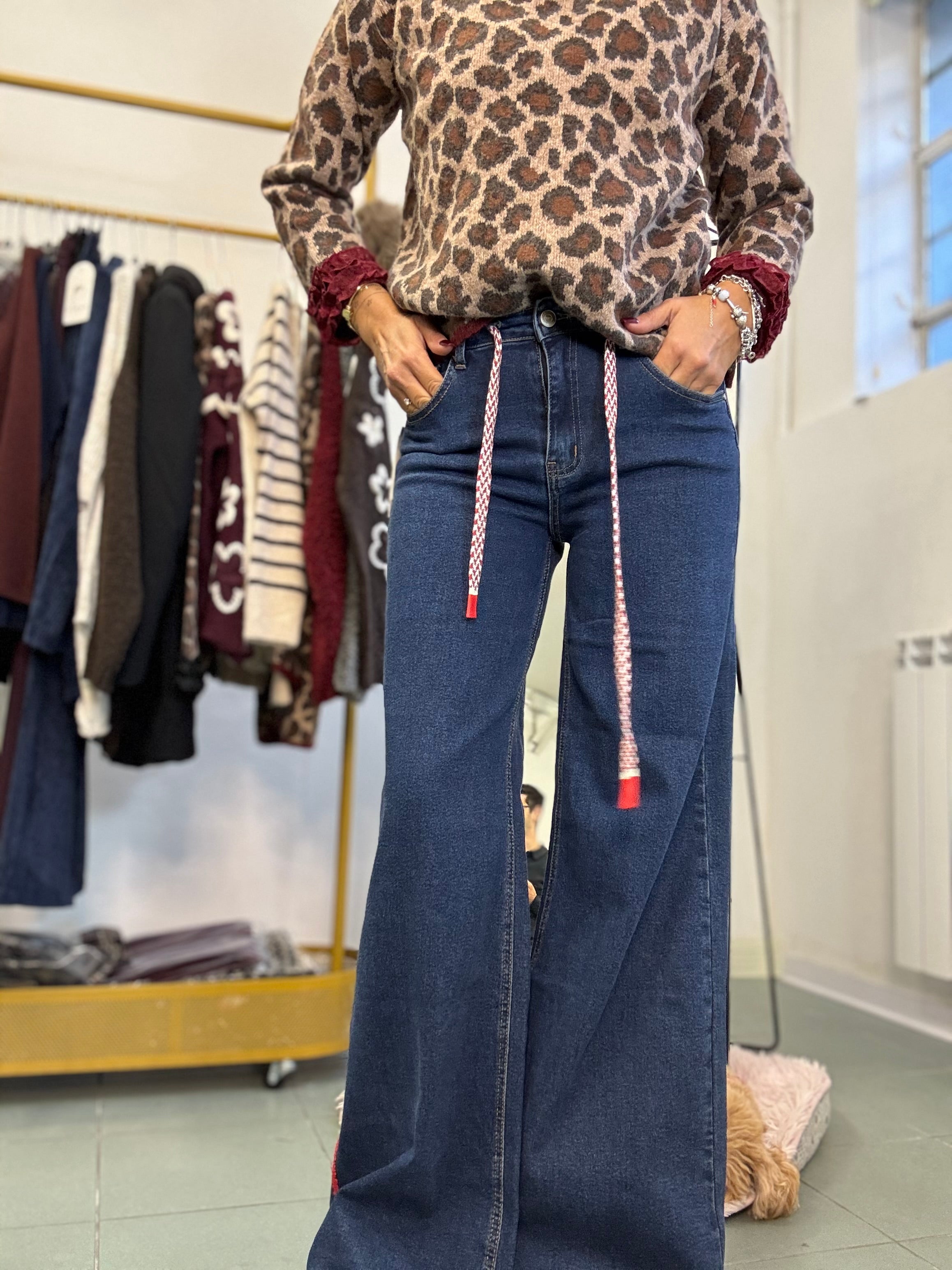 Il jeans coi profili rossi