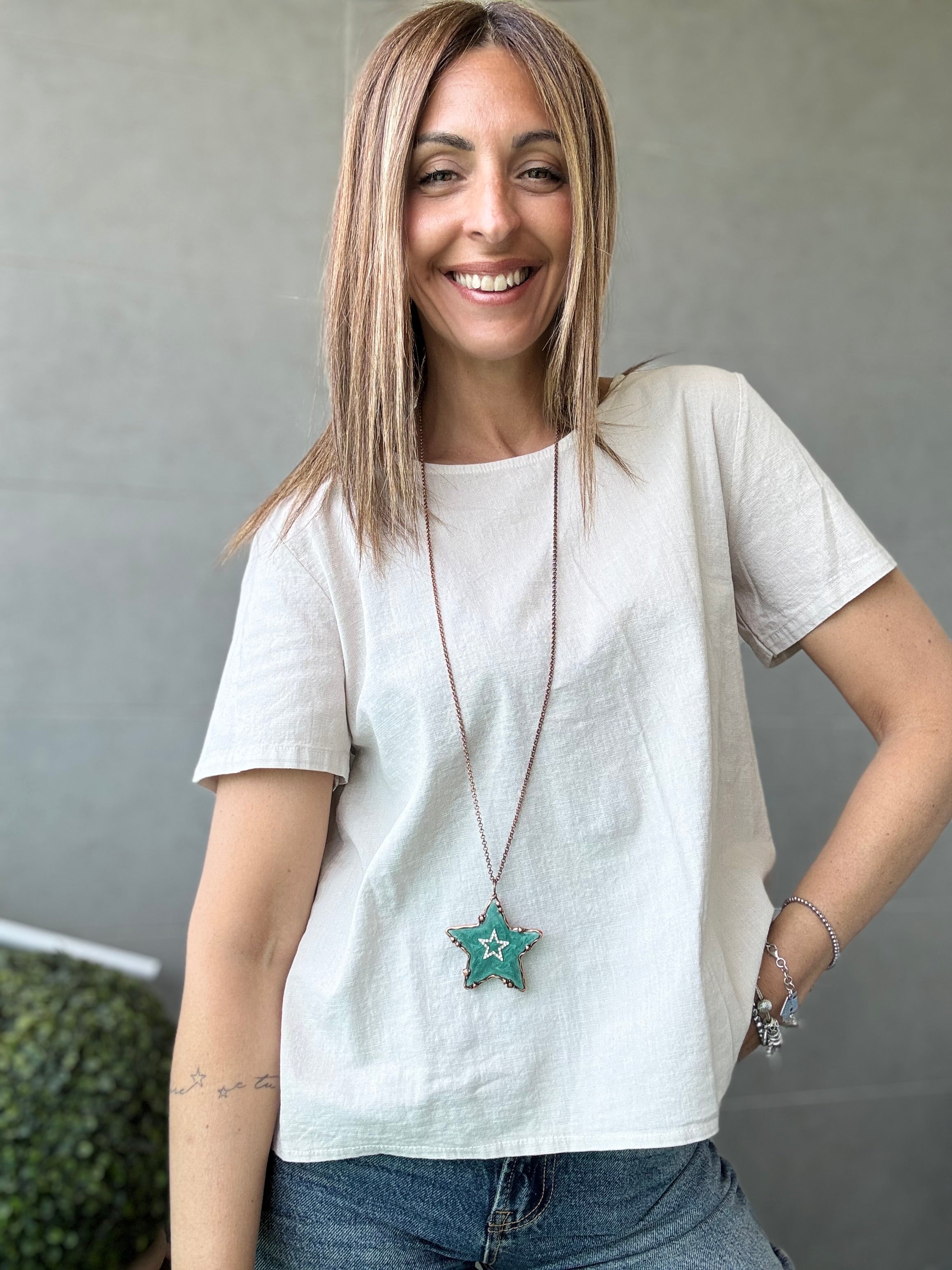 La blusa di cotone coi bottoncini dietro