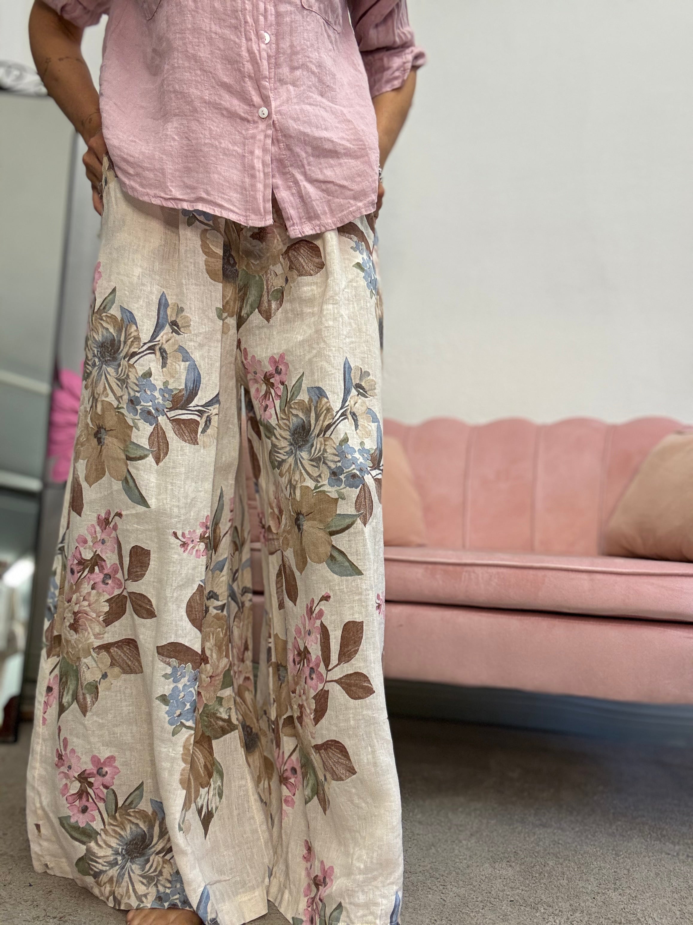 Il pantalone in lino fiori di pesco