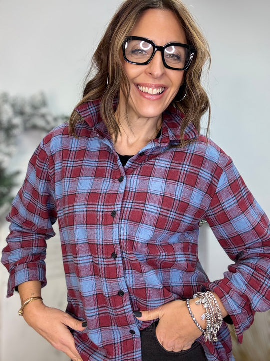 La camicia Chuck rossa e azzurra