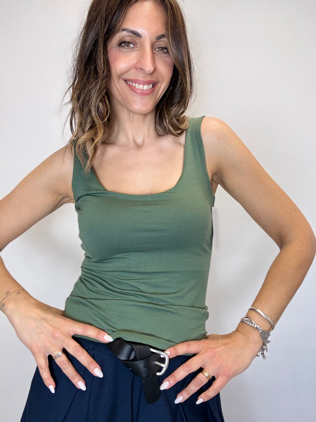 La canotta basica spalla larga ( tanti colori )