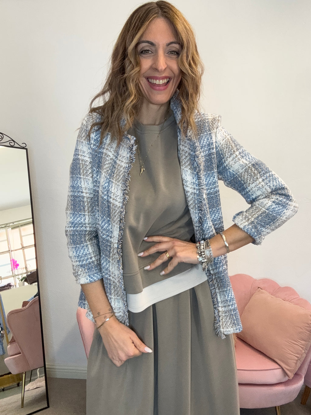 La giacca con le impunture celeste e fango