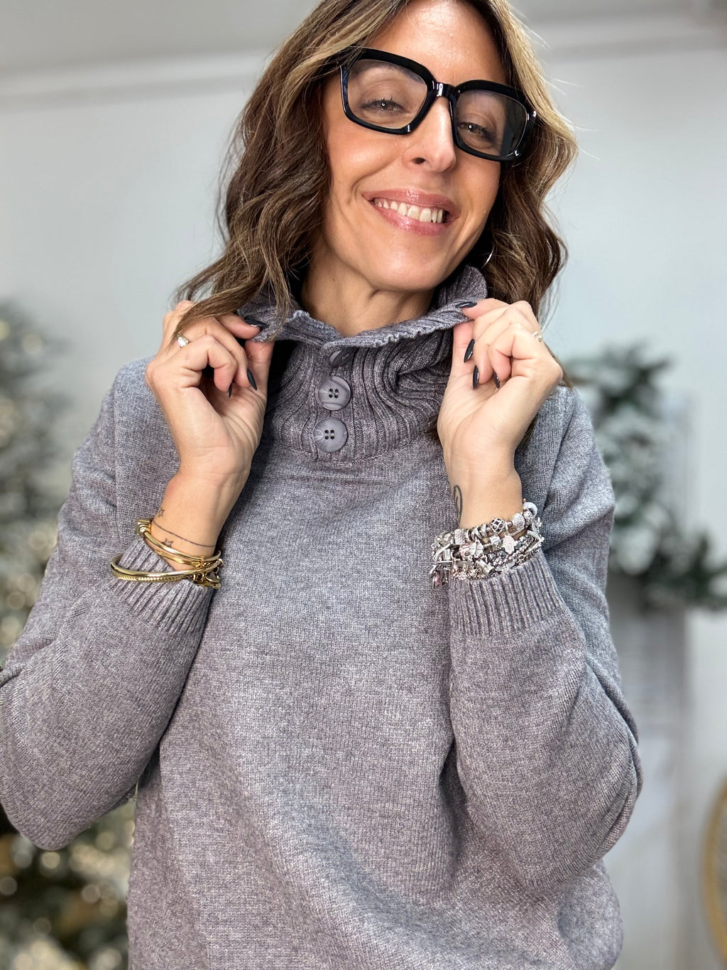 Il pull coi bottoni al collo