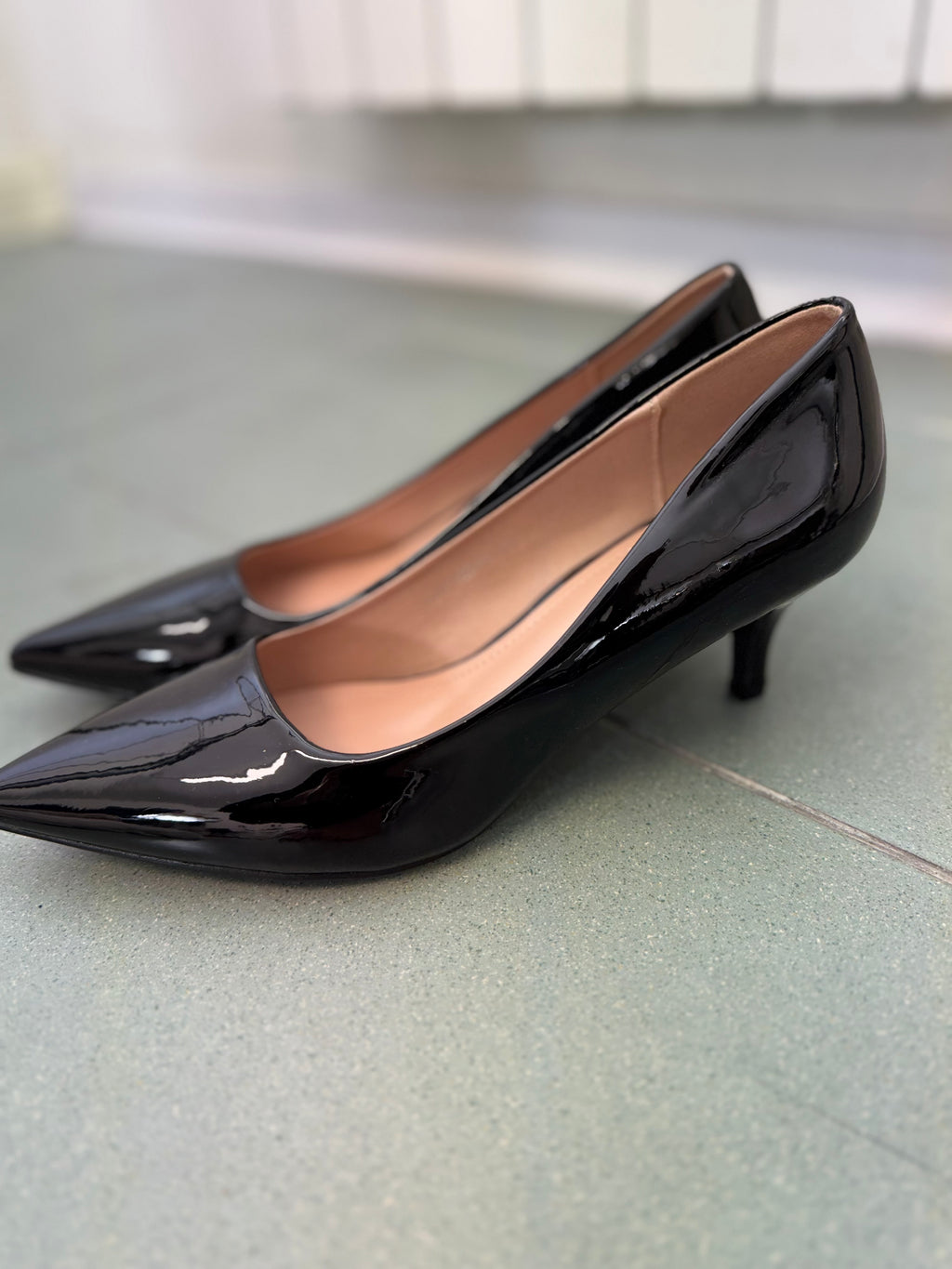 La décolleté in vernice col tacco basso