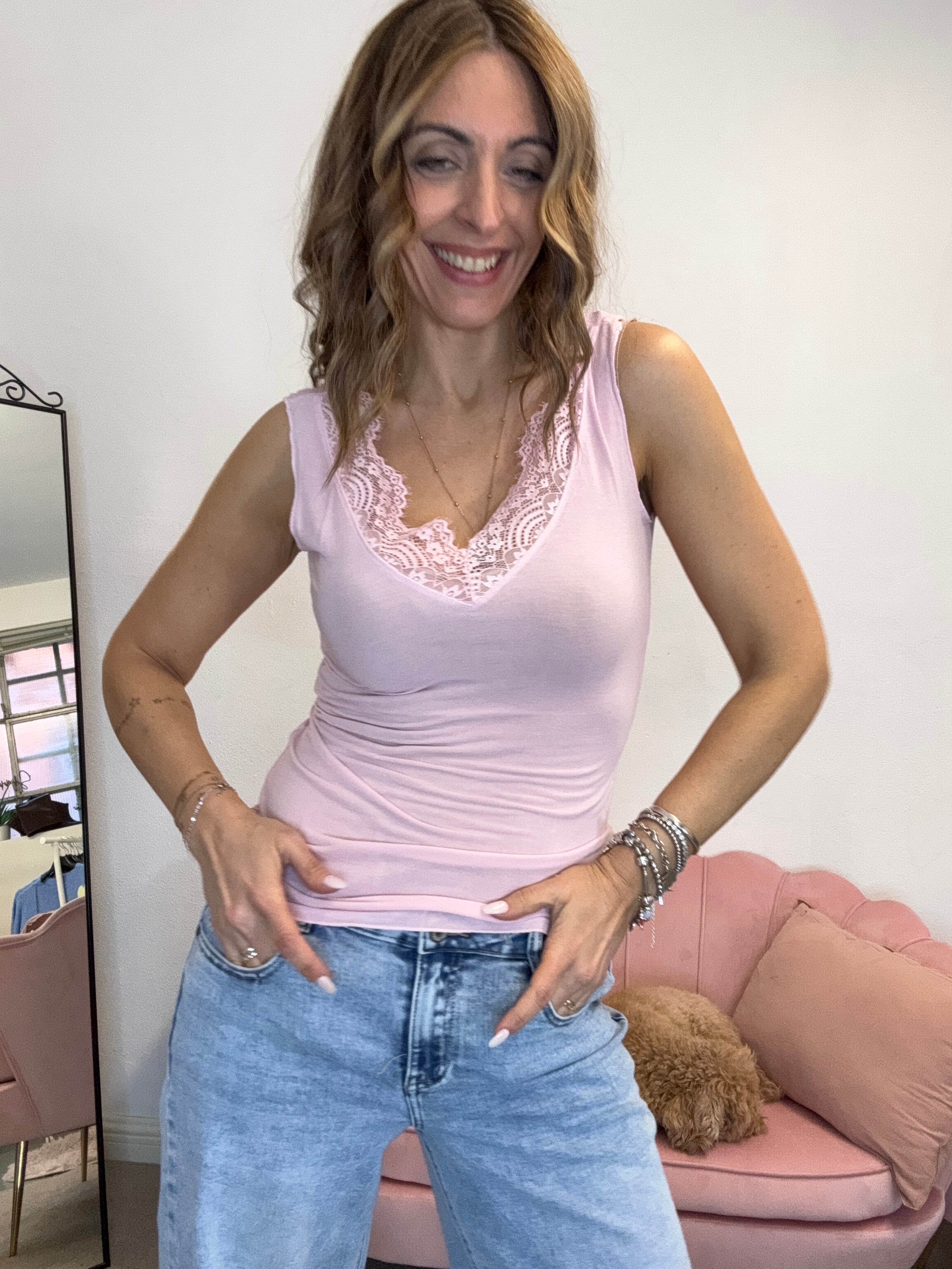 La canotta Cachemiretta col pizzo