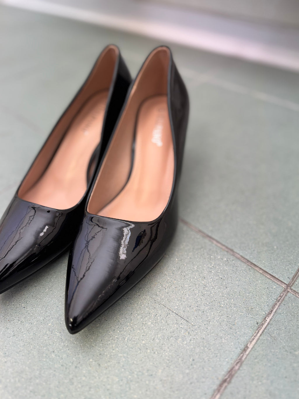 La décolleté in vernice col tacco basso