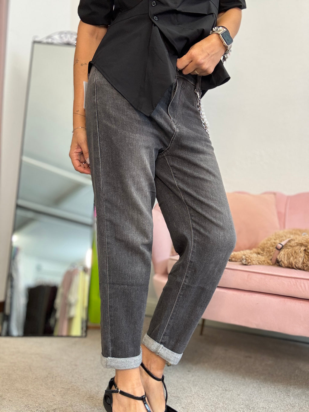 Il jeans boy-friend con l’elastico posteriore grigio nero